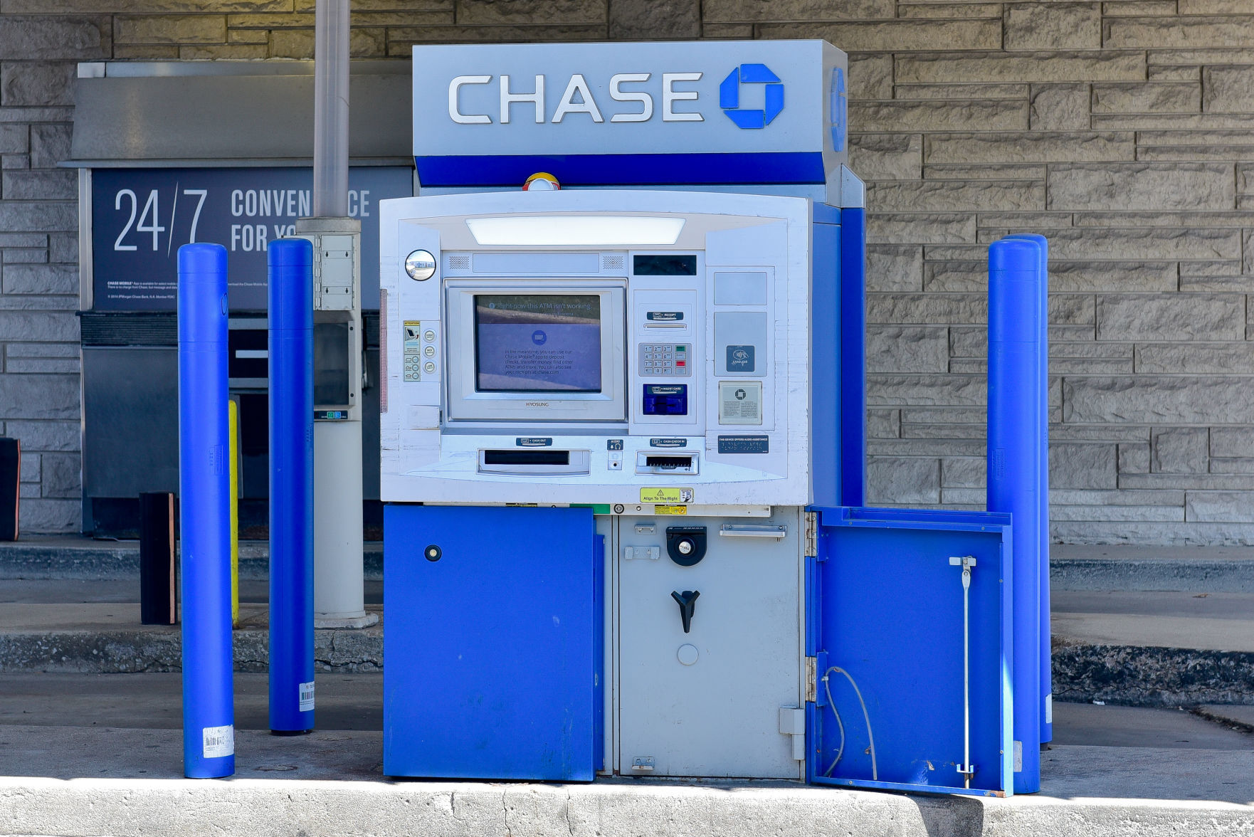 Brinks Truck Robbed at Gun Point at Chase Bank